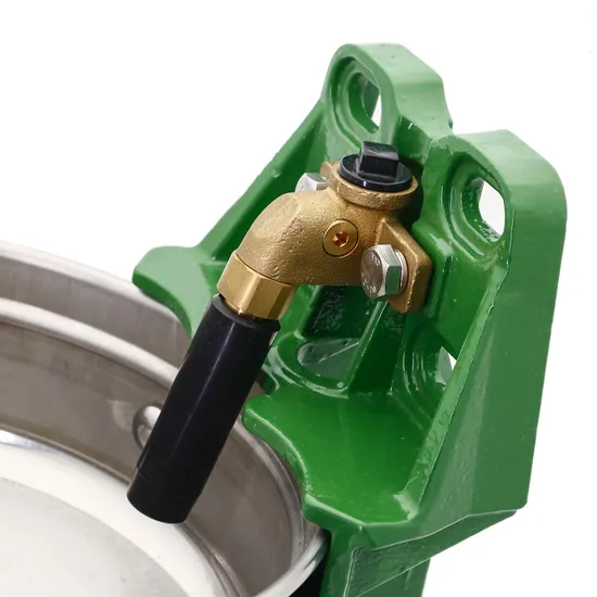 Big Capacity 5L Water Bowl Made of 304 Stainless Steel with Cast Iron Bracket