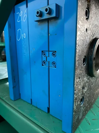 China Injection Molding Auto Parts Mould Chery M1e Car Latch System Armrest Base Custom N047 / N065