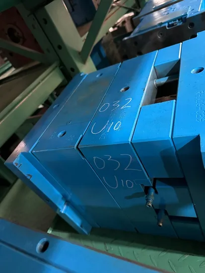 Durable Plastic Injection Mould for Car Trunk Cover Curtain Damper D0200301 Axis