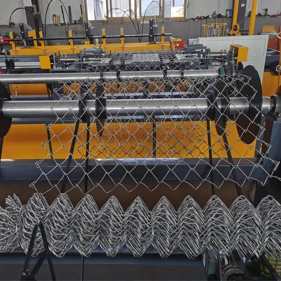 China Factory PVC Coated or Galvanized Cyclone Wire Mesh Diamond Wire Mesh Metal Cerca De Alambre Chain Link Fence