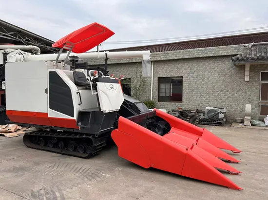 Combine Harvester of Kubota 988q Type with 4 Rows Corn Header Harvesting