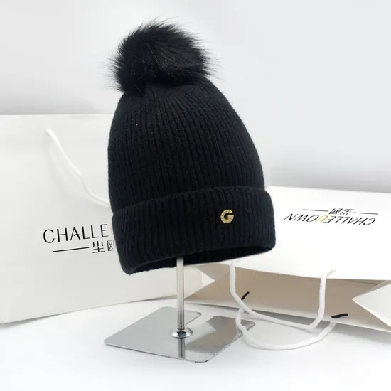 Muti Color Thick Warm Plain POM POM Knitted Beanie Winter Hats with Metal Logo