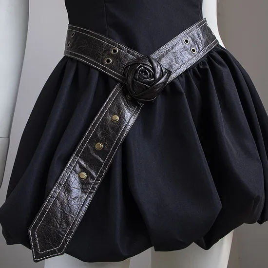 Fashionable Soft Spicy Black Leather Girl′s Belt with Rose Press Buckle