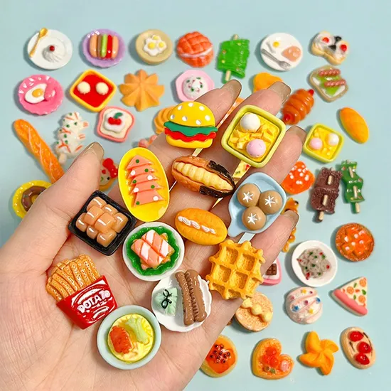 Hot Sell Flat Back Miniature Simulated Craft Resin Christmas Ornaments for Decoration Chicken Turtle Cake Frog Toy Doll Decor Micro Figurine in Glowing Charms