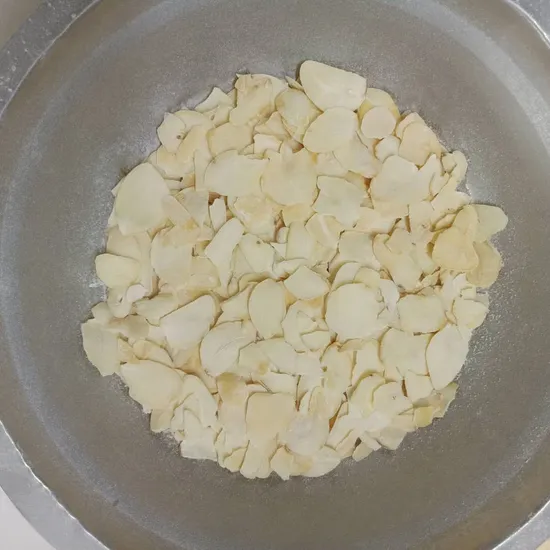 Dehydrated Spicy Garlic Flakes for Export