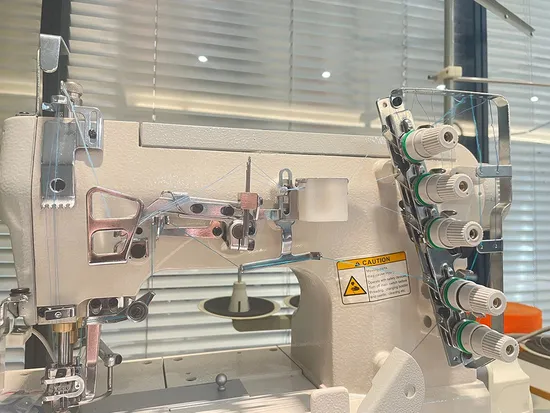 Three Needles Five Threads Direct Drive High Speed Flat Bed Interlock Industrial Sewing Machine