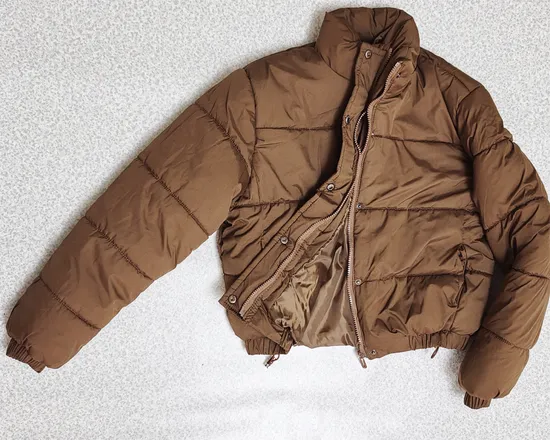 China Competitive Factory Zip up Crop Puffer Coat Short Puffy Coat with Cotton Padding and Nylon Zipper Size XL
