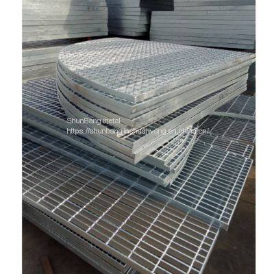 Fan shaped steel grating