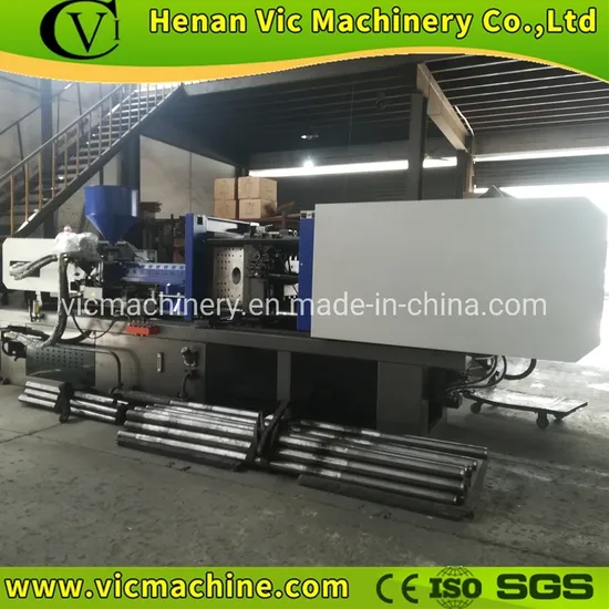 Plastic bottle injection molding machine