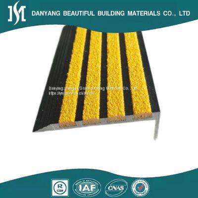 Anti-skid construction of shopping mall stairs with anti-skid carborundum strip